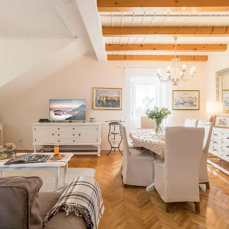 Apartman & Perla *