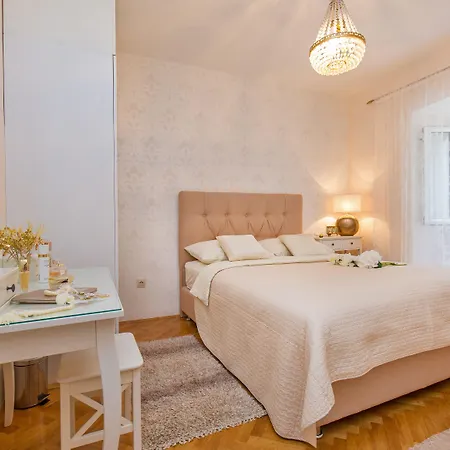 아파트먼트&룸스 펠라 *