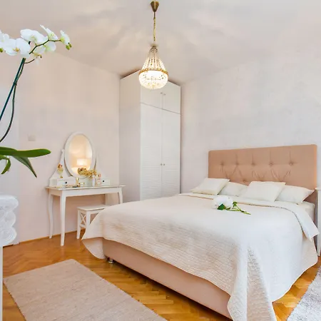 아파트먼트&룸스 펠라 *