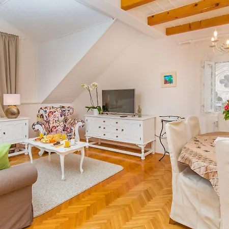 아파트먼트&룸스 펠라 *