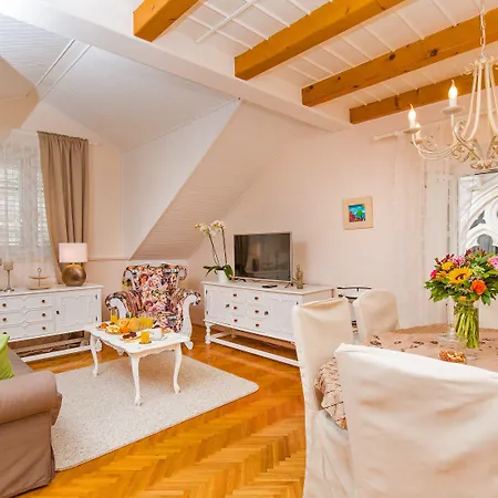 아파트먼트&룸스 펠라 *